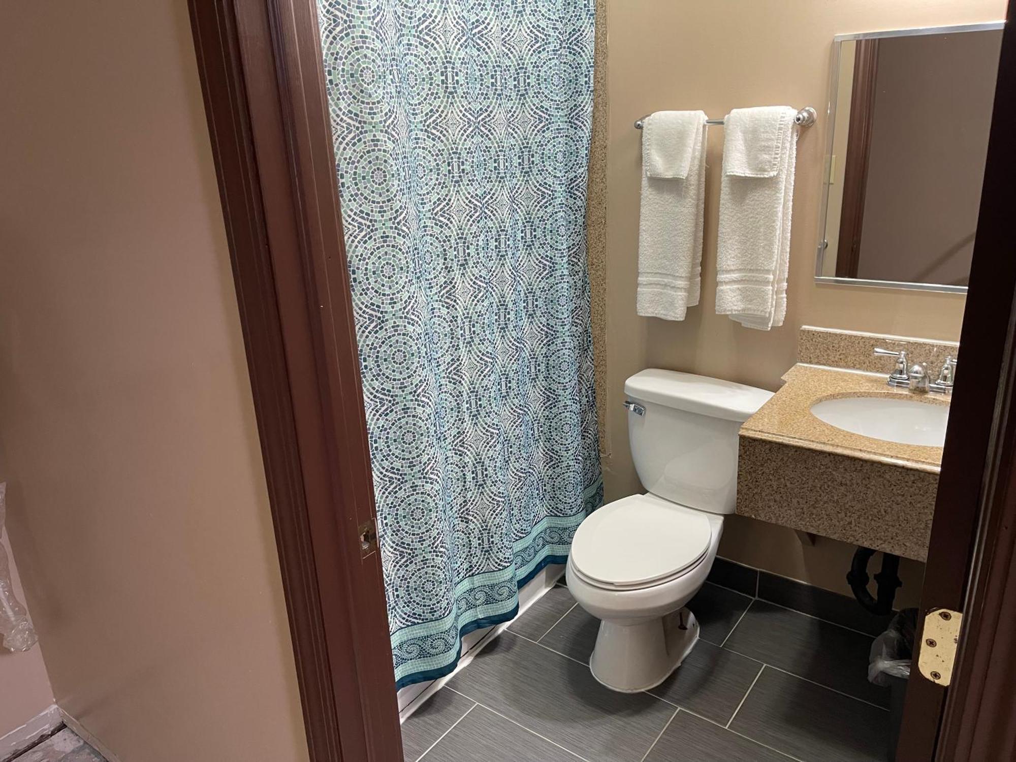 Economy Inn & Suites Аштабула Екстер'єр фото