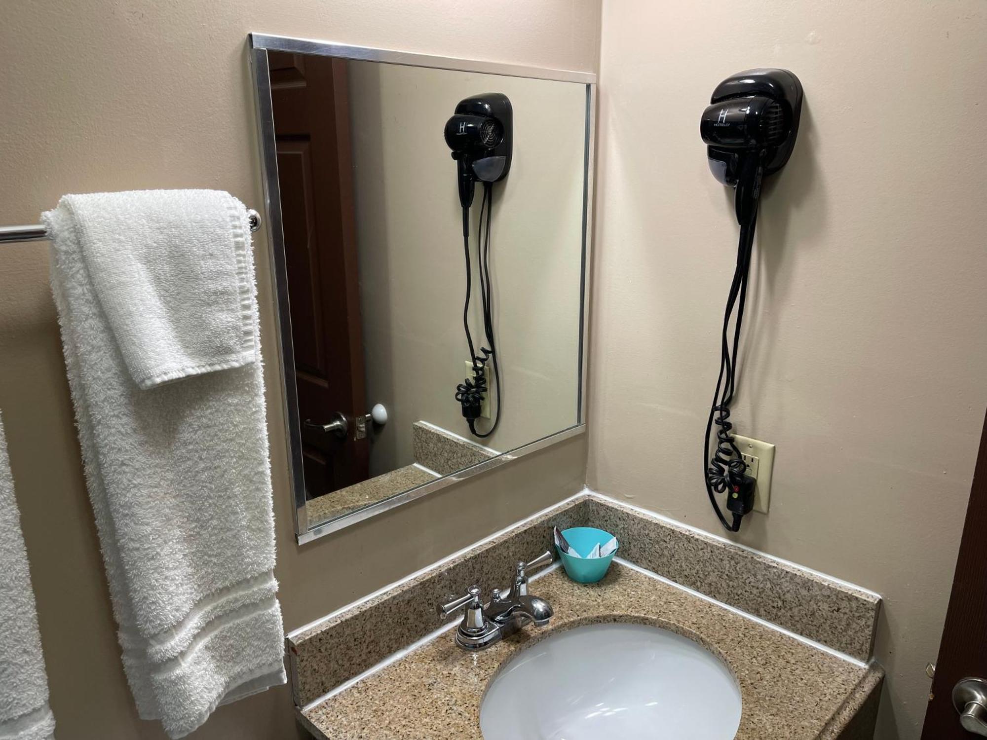 Economy Inn & Suites Аштабула Екстер'єр фото