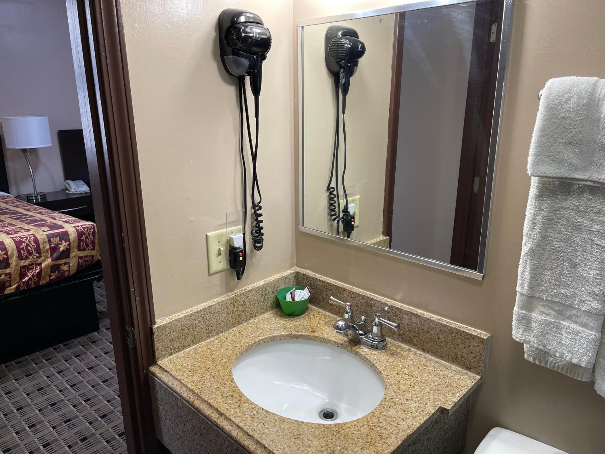 Economy Inn & Suites Аштабула Екстер'єр фото