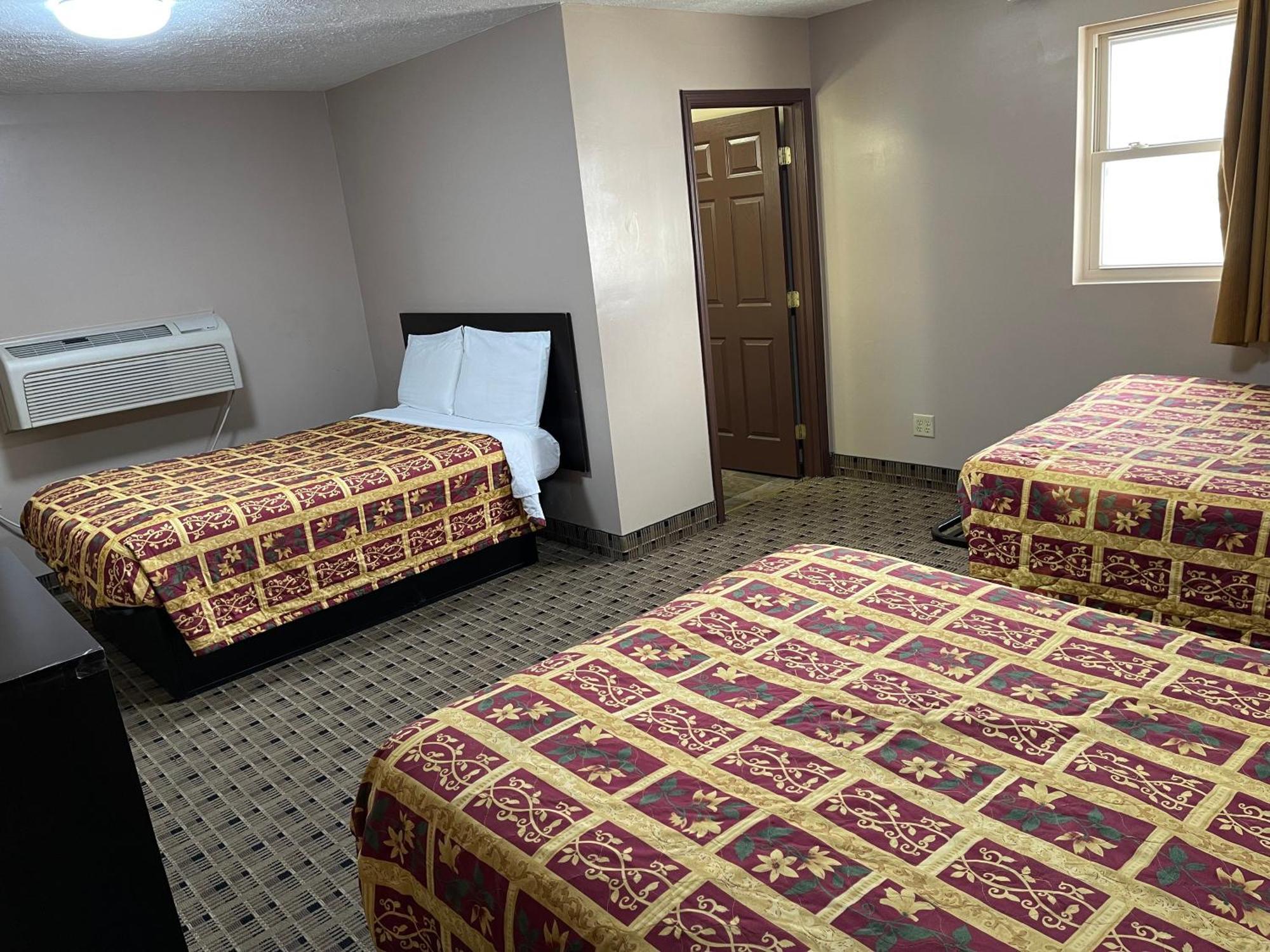 Economy Inn & Suites Аштабула Екстер'єр фото