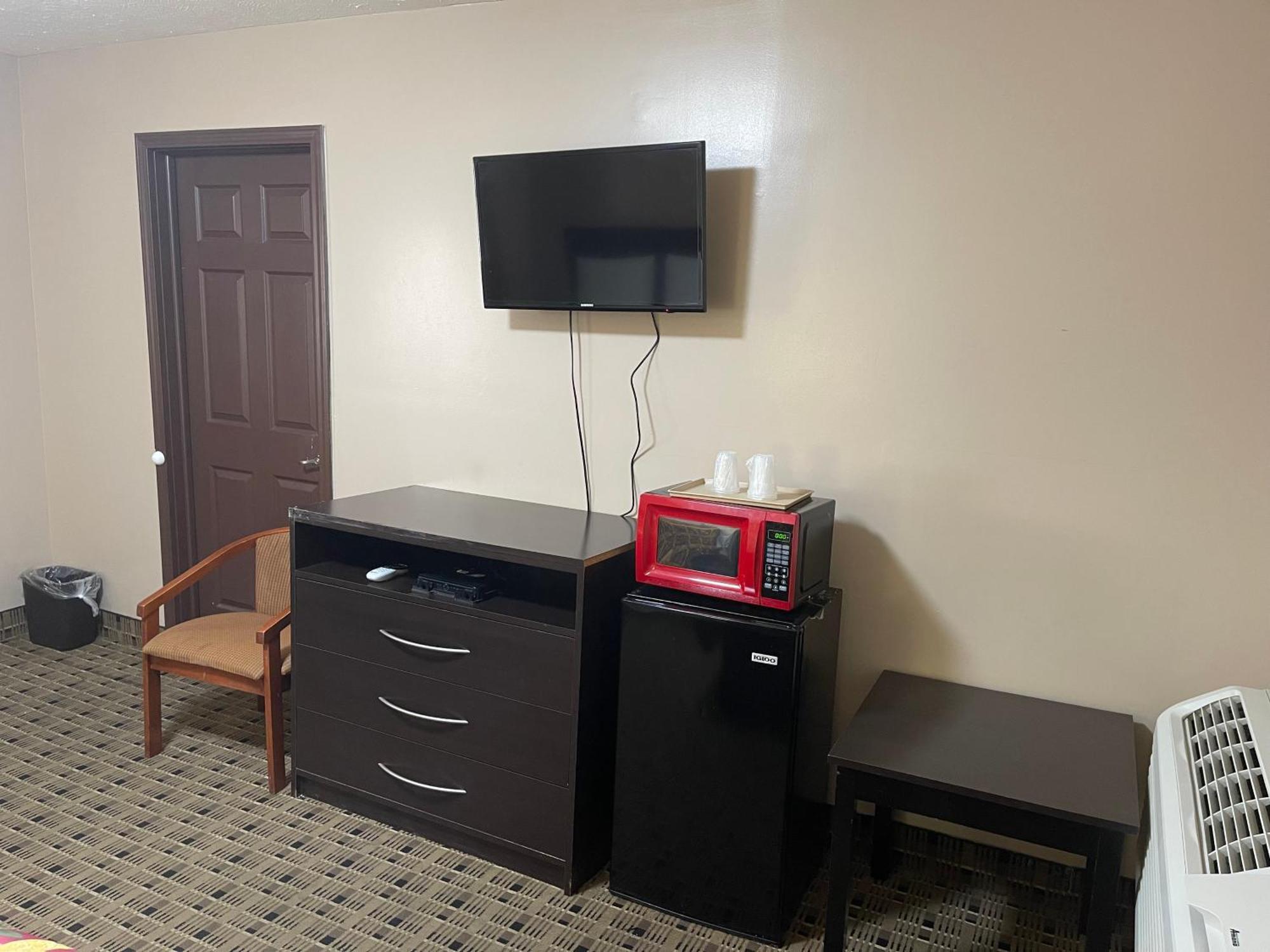Economy Inn & Suites Аштабула Екстер'єр фото