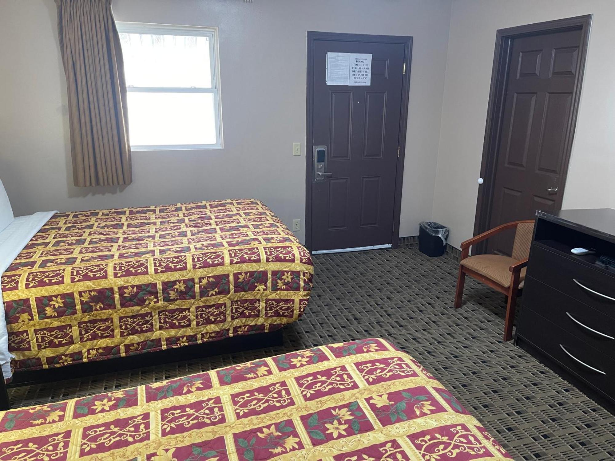 Economy Inn & Suites Аштабула Екстер'єр фото