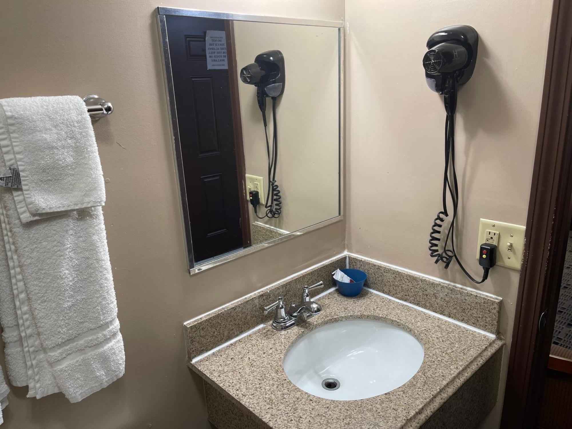 Economy Inn & Suites Аштабула Екстер'єр фото