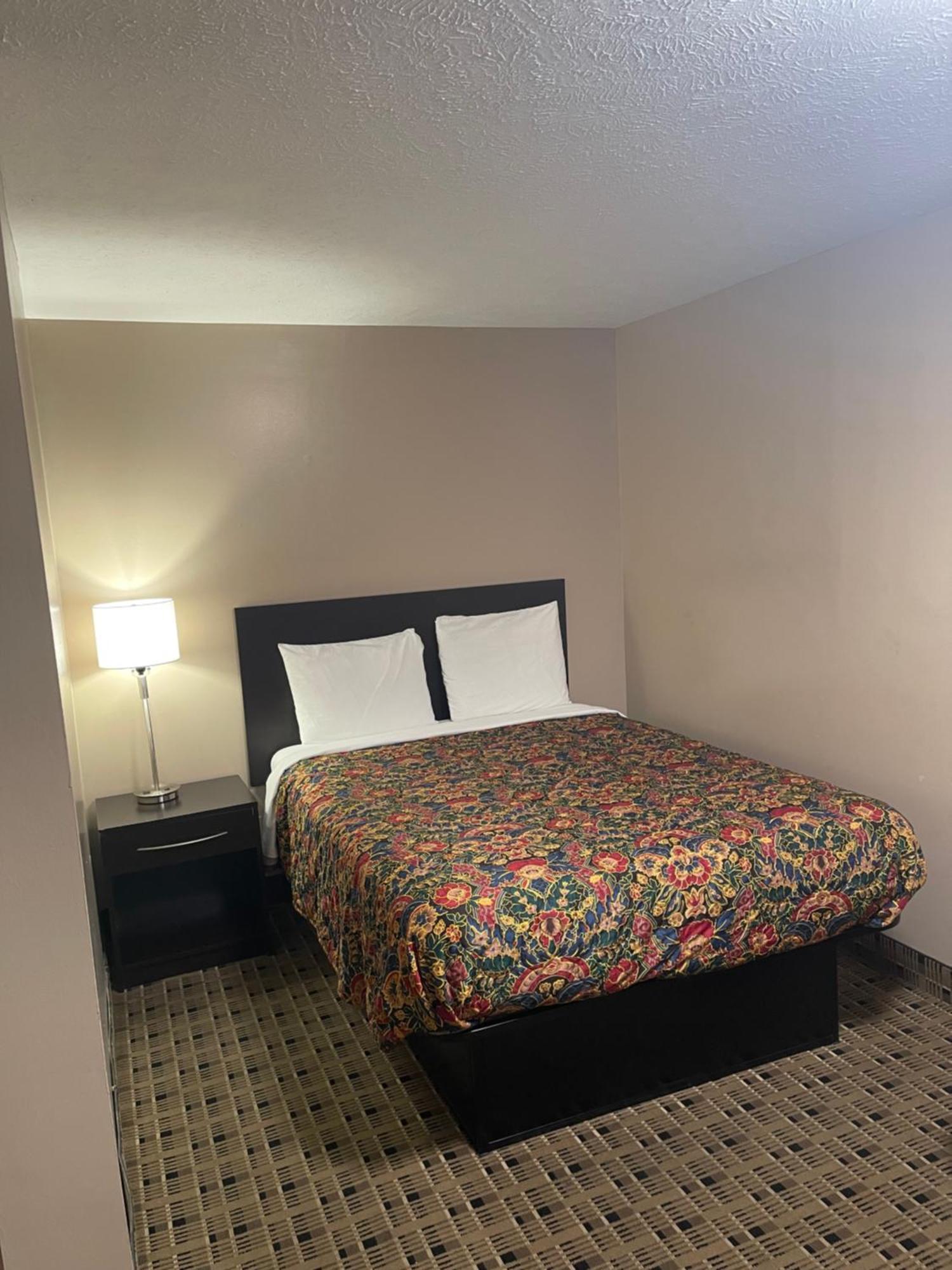 Economy Inn & Suites Аштабула Екстер'єр фото