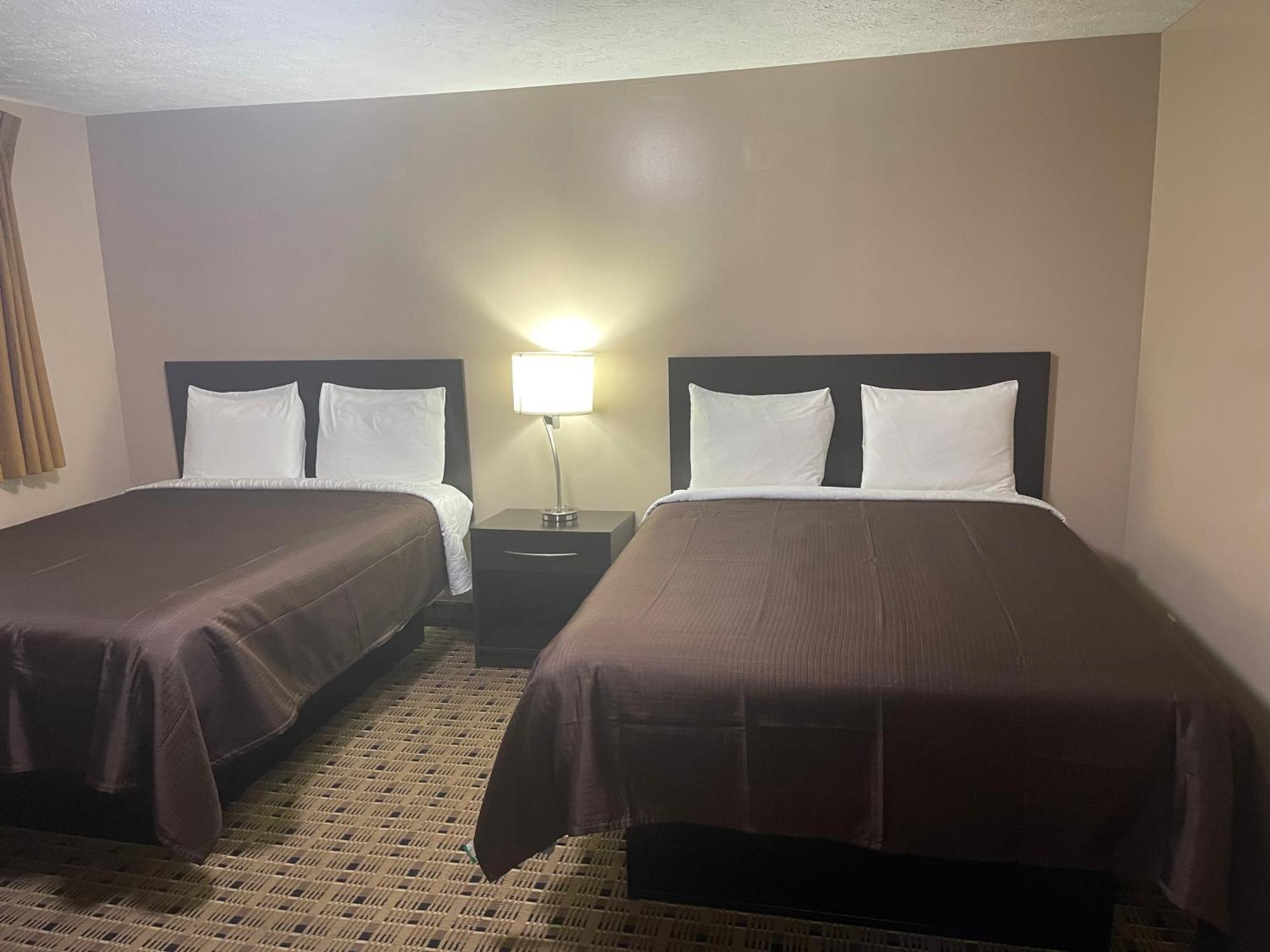 Economy Inn & Suites Аштабула Екстер'єр фото