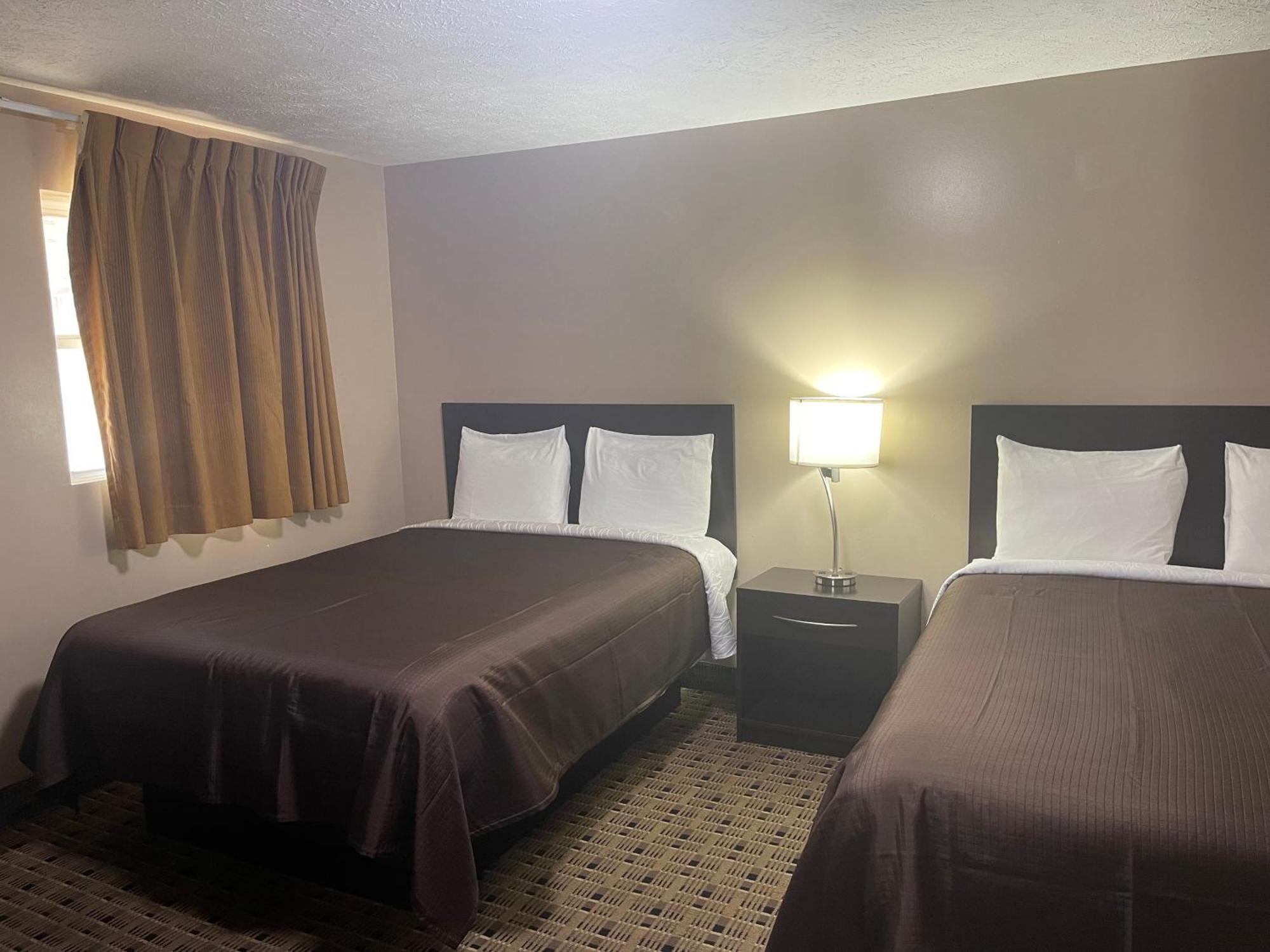 Economy Inn & Suites Аштабула Екстер'єр фото
