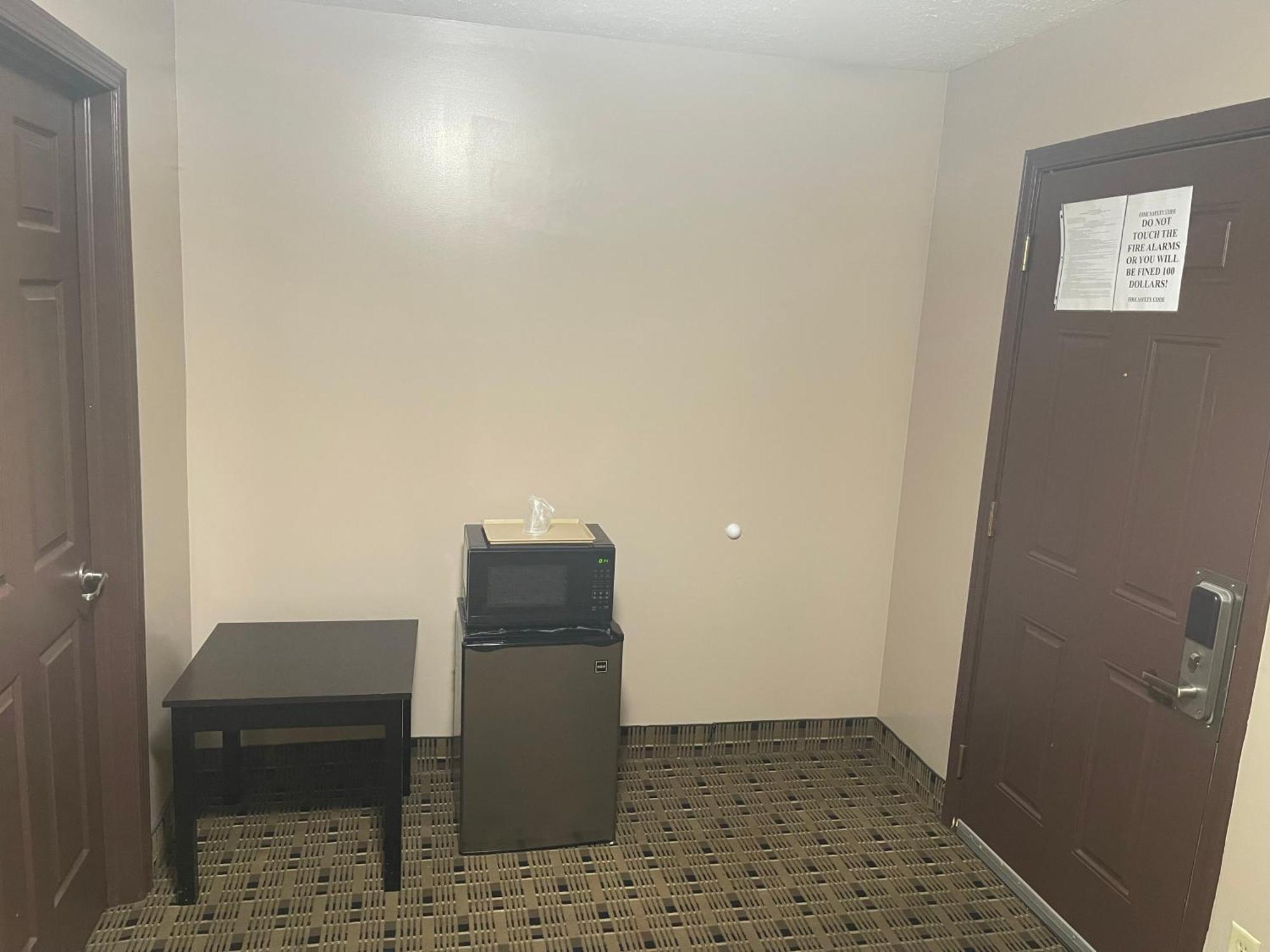 Economy Inn & Suites Аштабула Екстер'єр фото