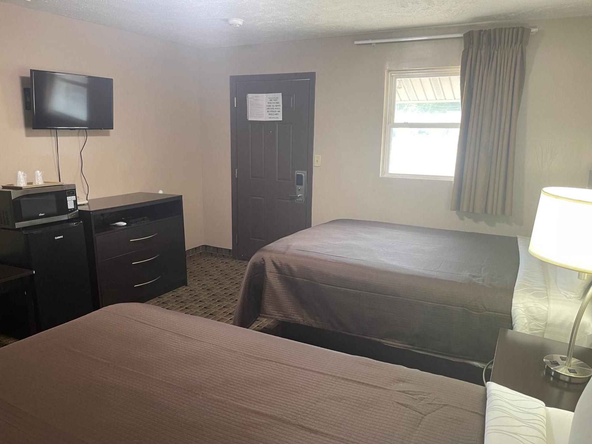 Economy Inn & Suites Аштабула Екстер'єр фото