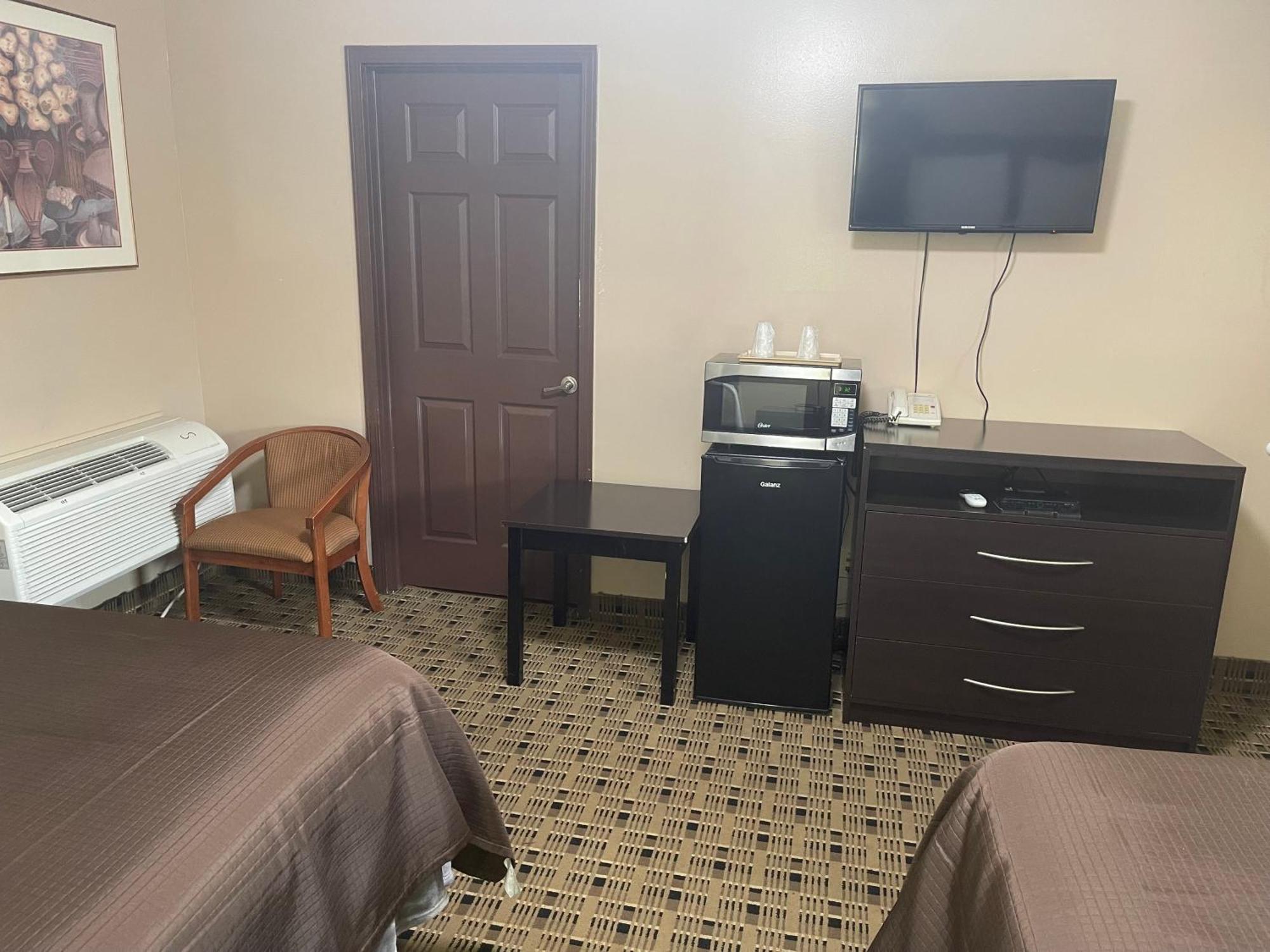 Economy Inn & Suites Аштабула Екстер'єр фото
