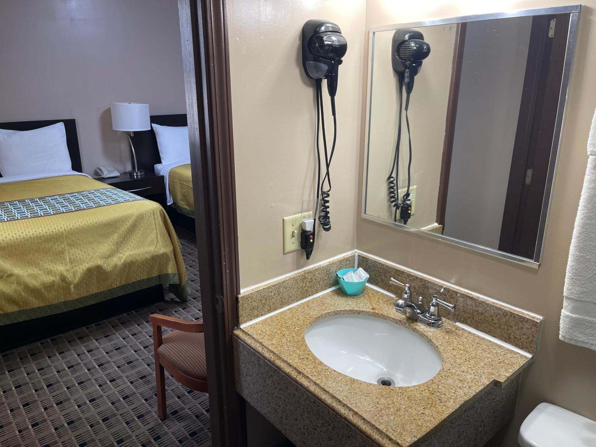 Economy Inn & Suites Аштабула Екстер'єр фото