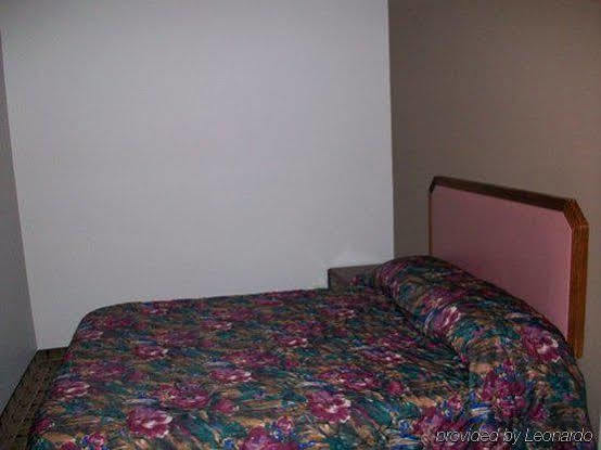Economy Inn & Suites Аштабула Номер фото