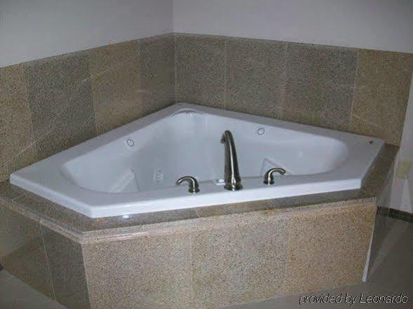 Economy Inn & Suites Аштабула Номер фото